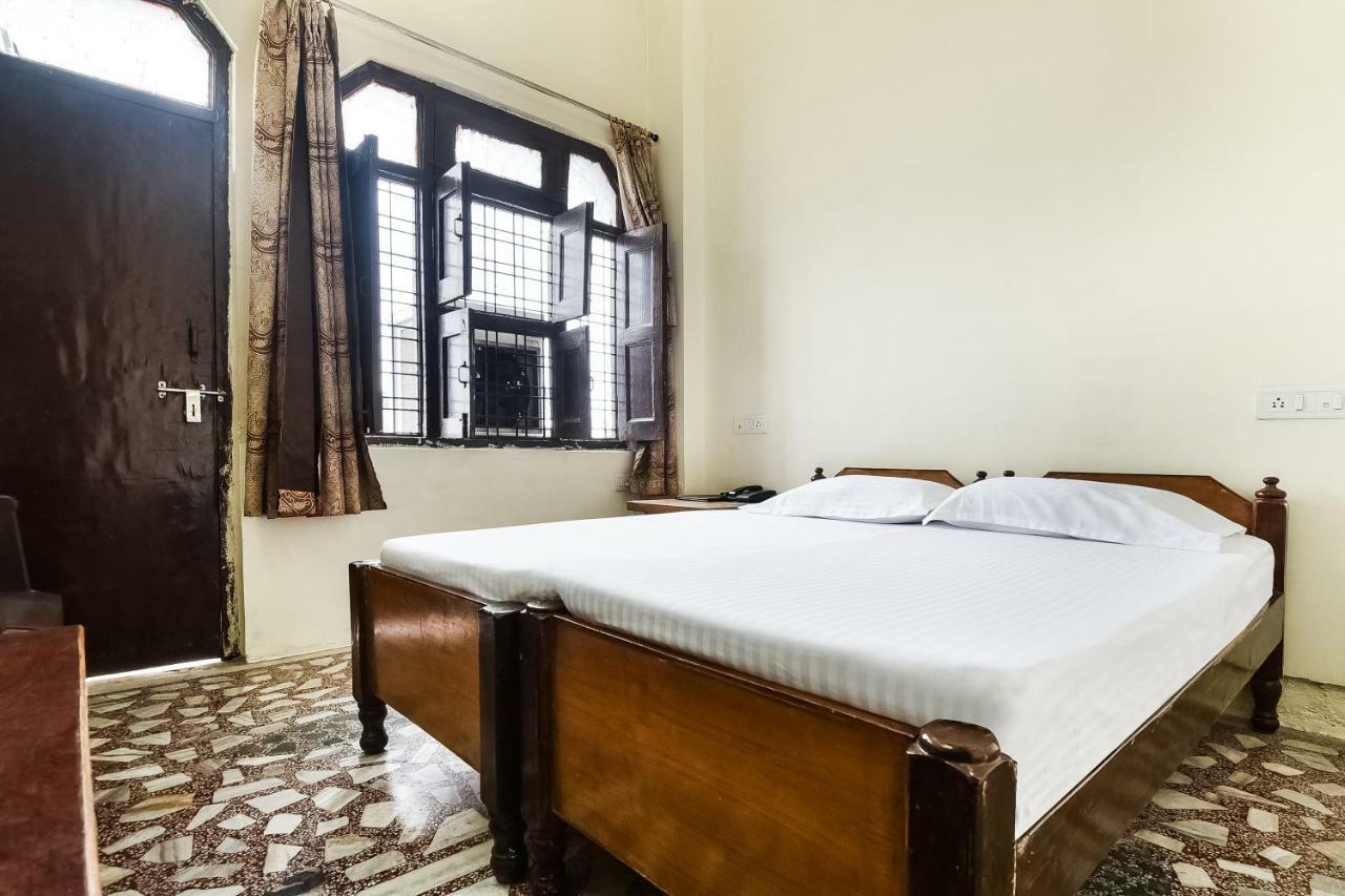 Hotel Lalit Palace Babina Екстериор снимка