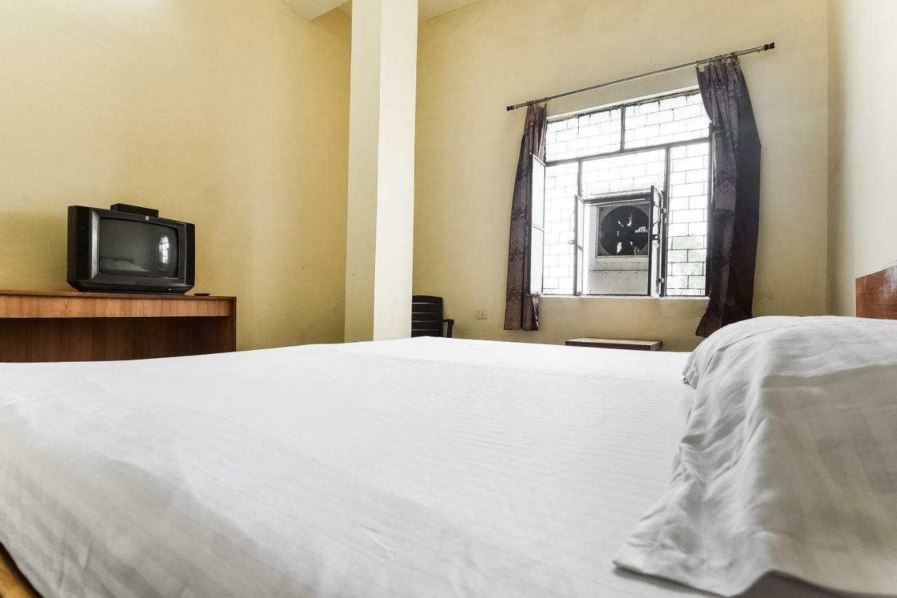Hotel Lalit Palace Babina Екстериор снимка