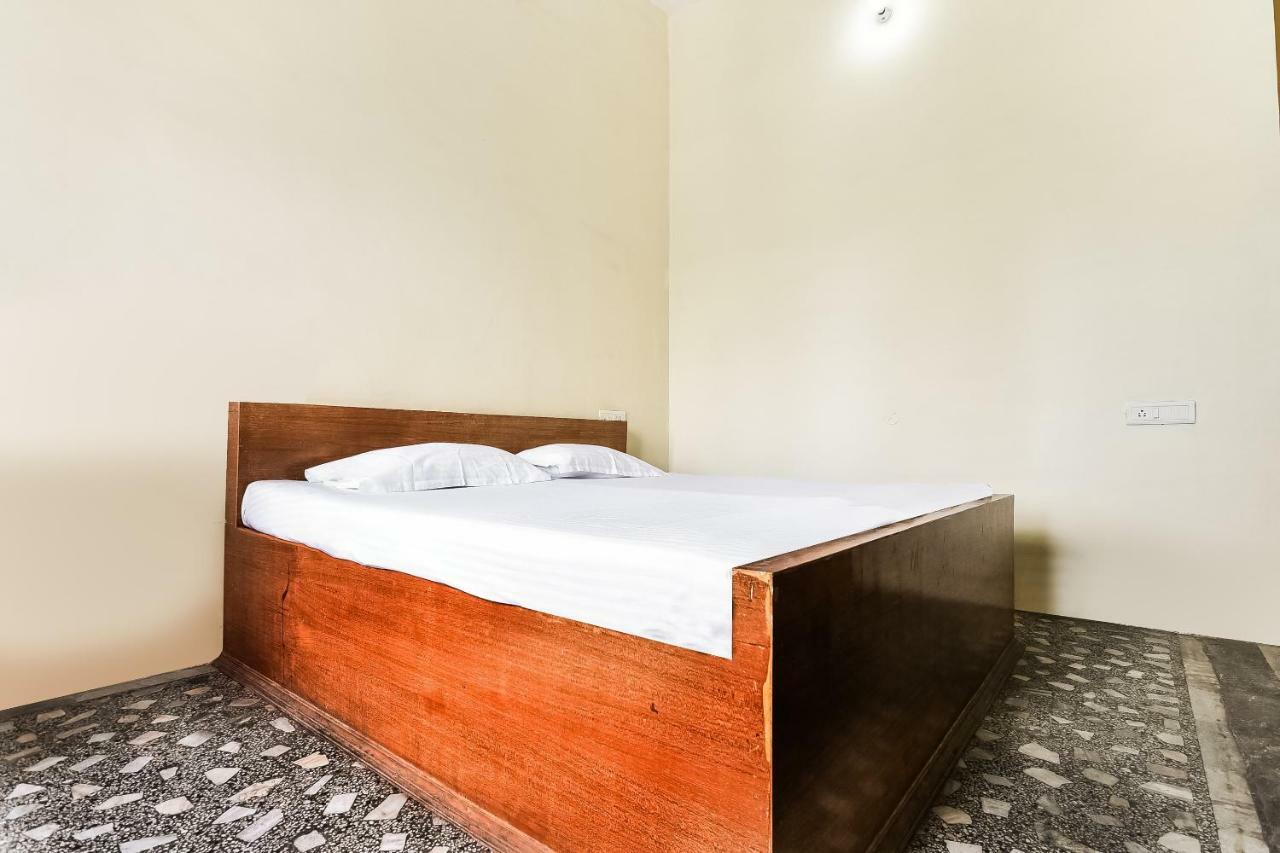 Hotel Lalit Palace Babina Екстериор снимка