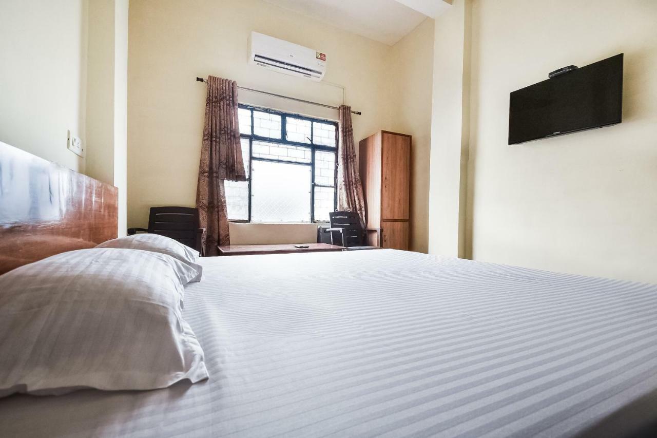 Hotel Lalit Palace Babina Екстериор снимка