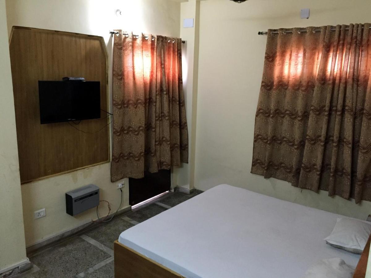 Hotel Lalit Palace Babina Екстериор снимка