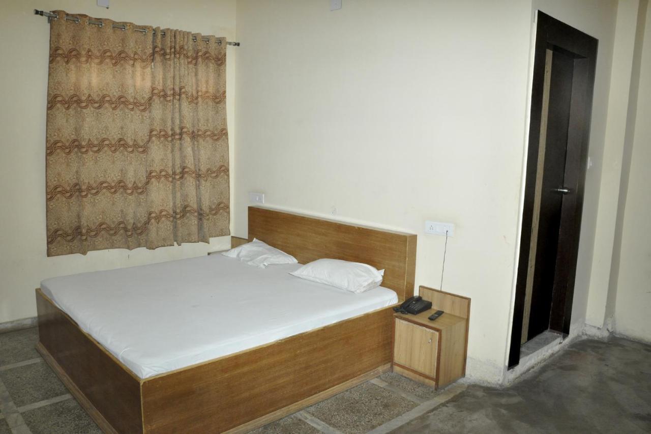 Hotel Lalit Palace Babina Екстериор снимка