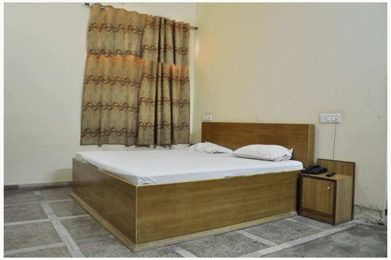 Hotel Lalit Palace Babina Екстериор снимка